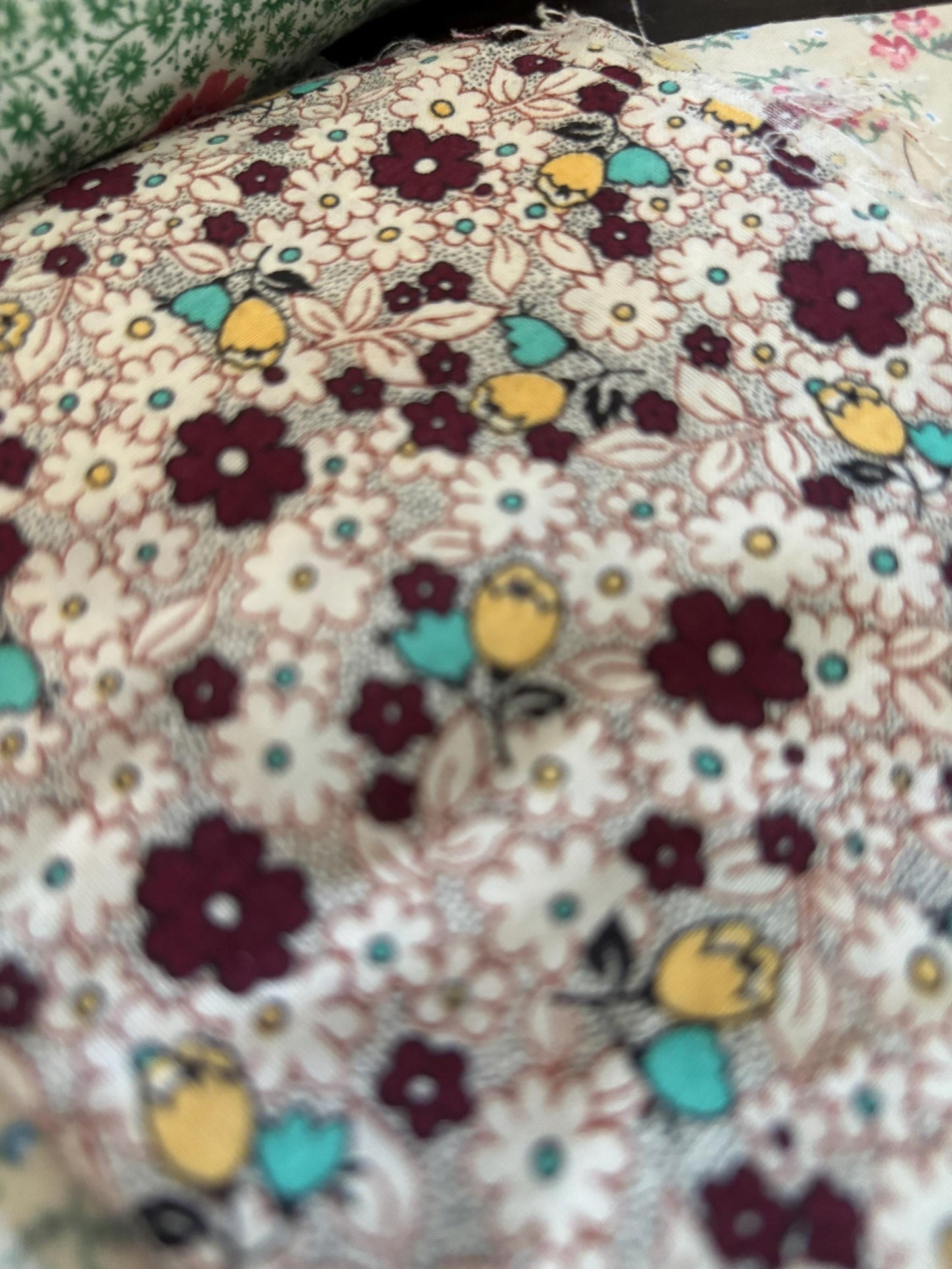 Curated 1 lb Vintage Fabric Bundle | Mostly Fat Quarters & Larger Pieces | Floral Cotton | Vintage Quilt Fabric | Textile Collecn