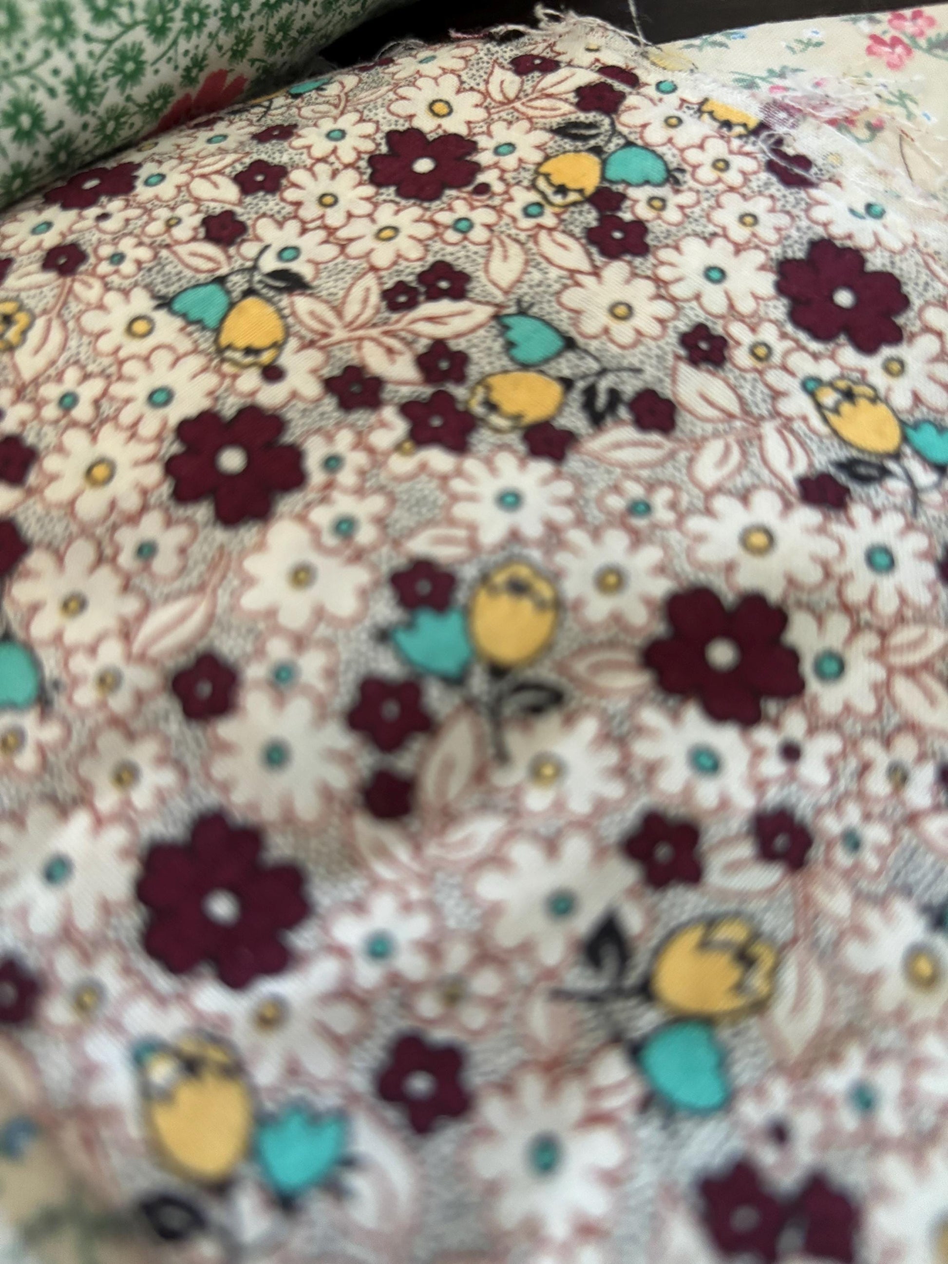 Curated 1 lb Vintage Fabric Bundle | Mostly Fat Quarters & Larger Pieces | Floral Cotton | Vintage Quilt Fabric | Textile Collecn