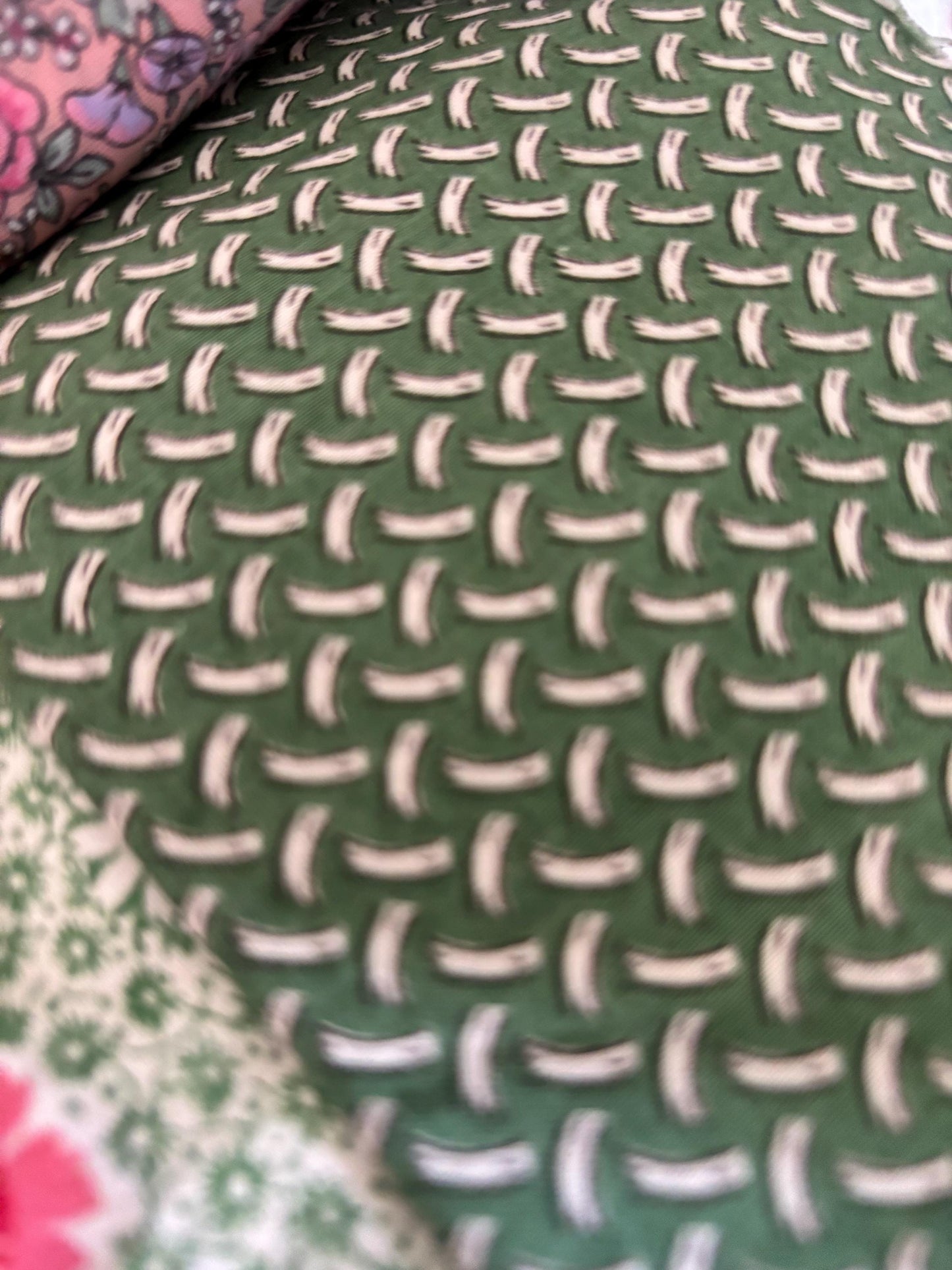 Curated 1 lb Vintage Fabric Bundle | Mostly Fat Quarters & Larger Pieces | Floral Cotton | Vintage Quilt Fabric | Textile Collecn
