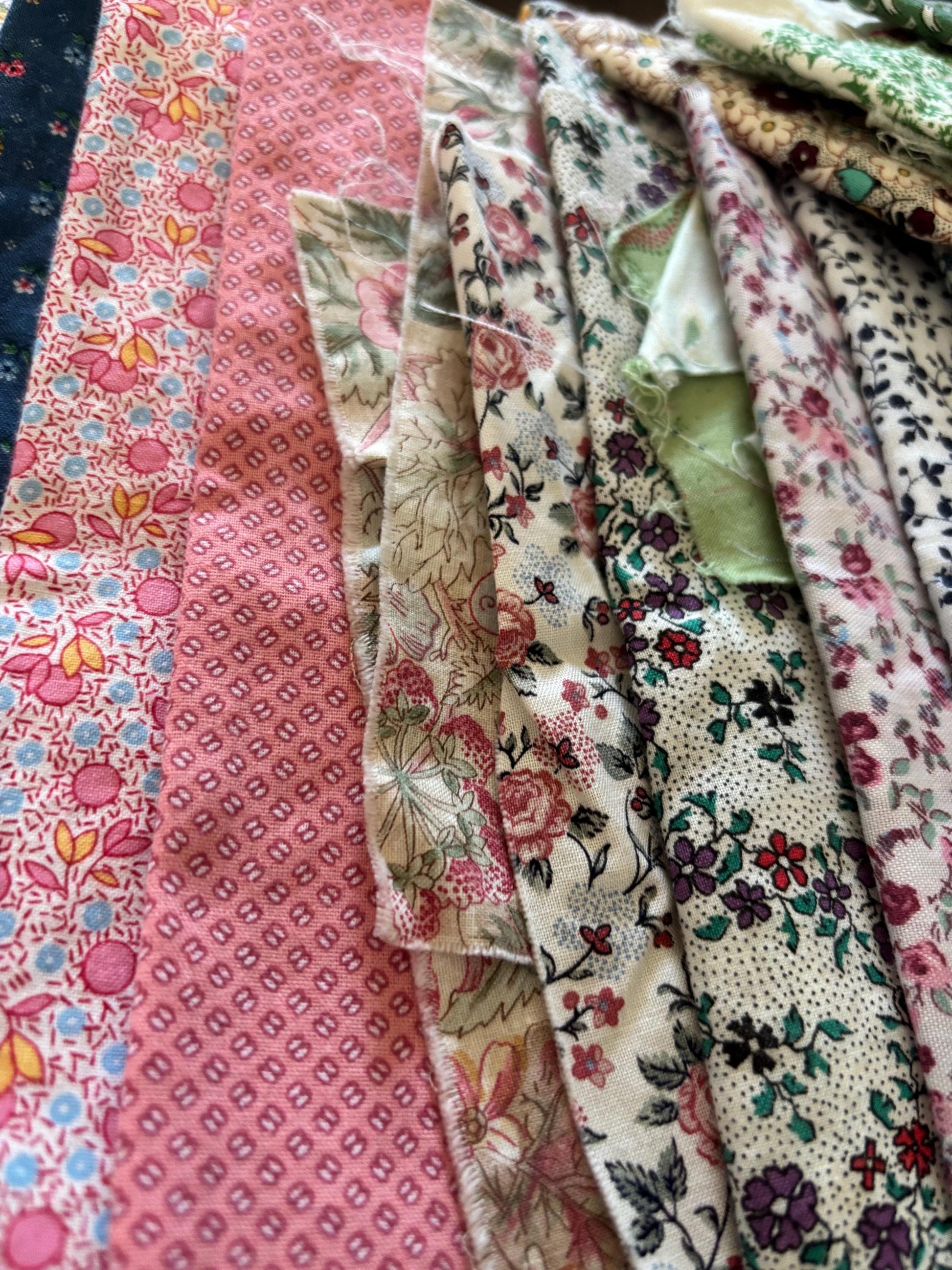 Curated 1 lb Vintage Fabric Bundle | Mostly Fat Quarters & Larger Pieces | Floral Cotton | Vintage Quilt Fabric | Textile Collecn