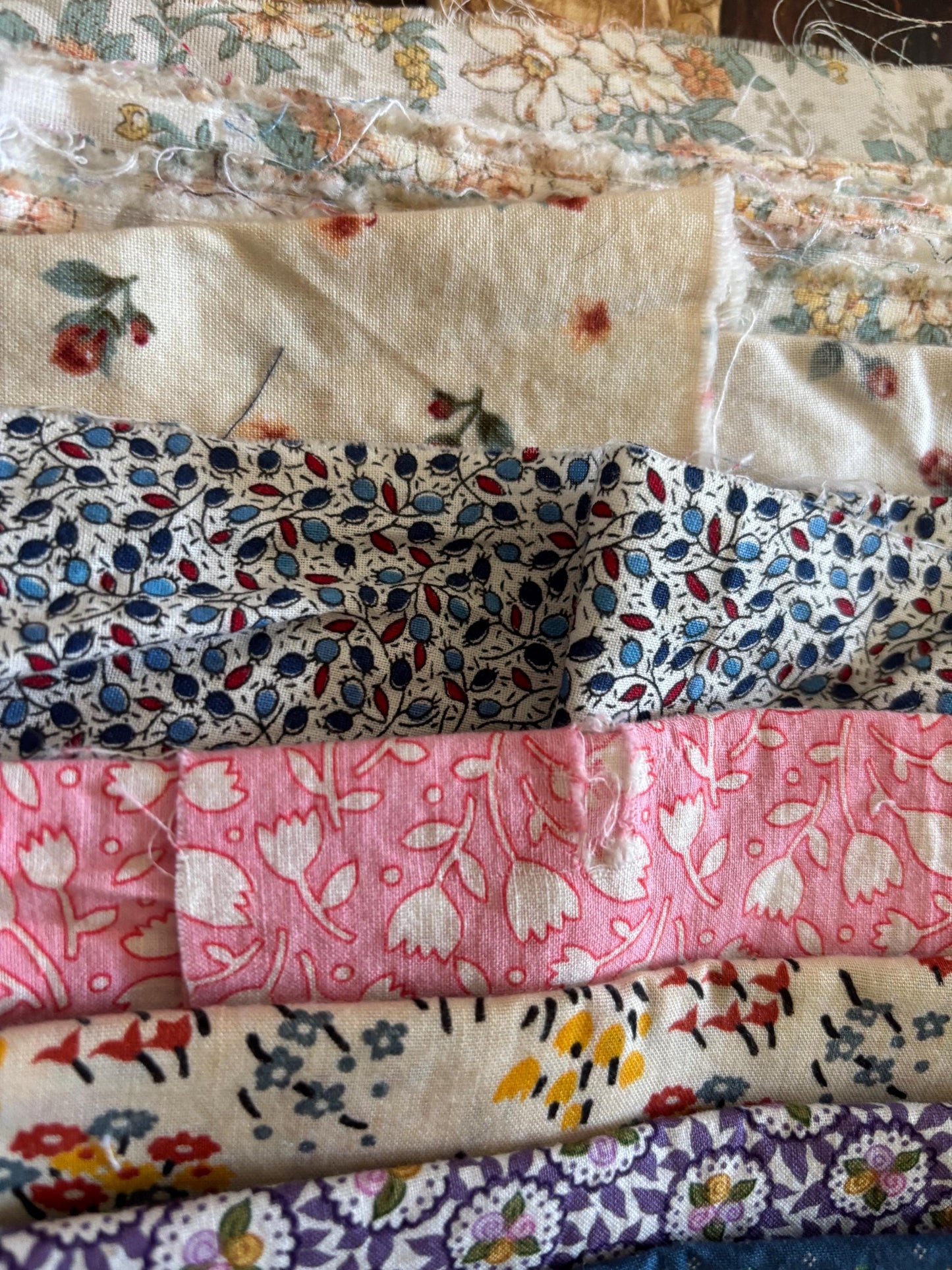 Curated 1 lb Vintage Fabric Bundle | Mostly Fat Quarters & Larger Pieces | Floral Cotton | Vintage Quilt Fabric | Textile Collecn