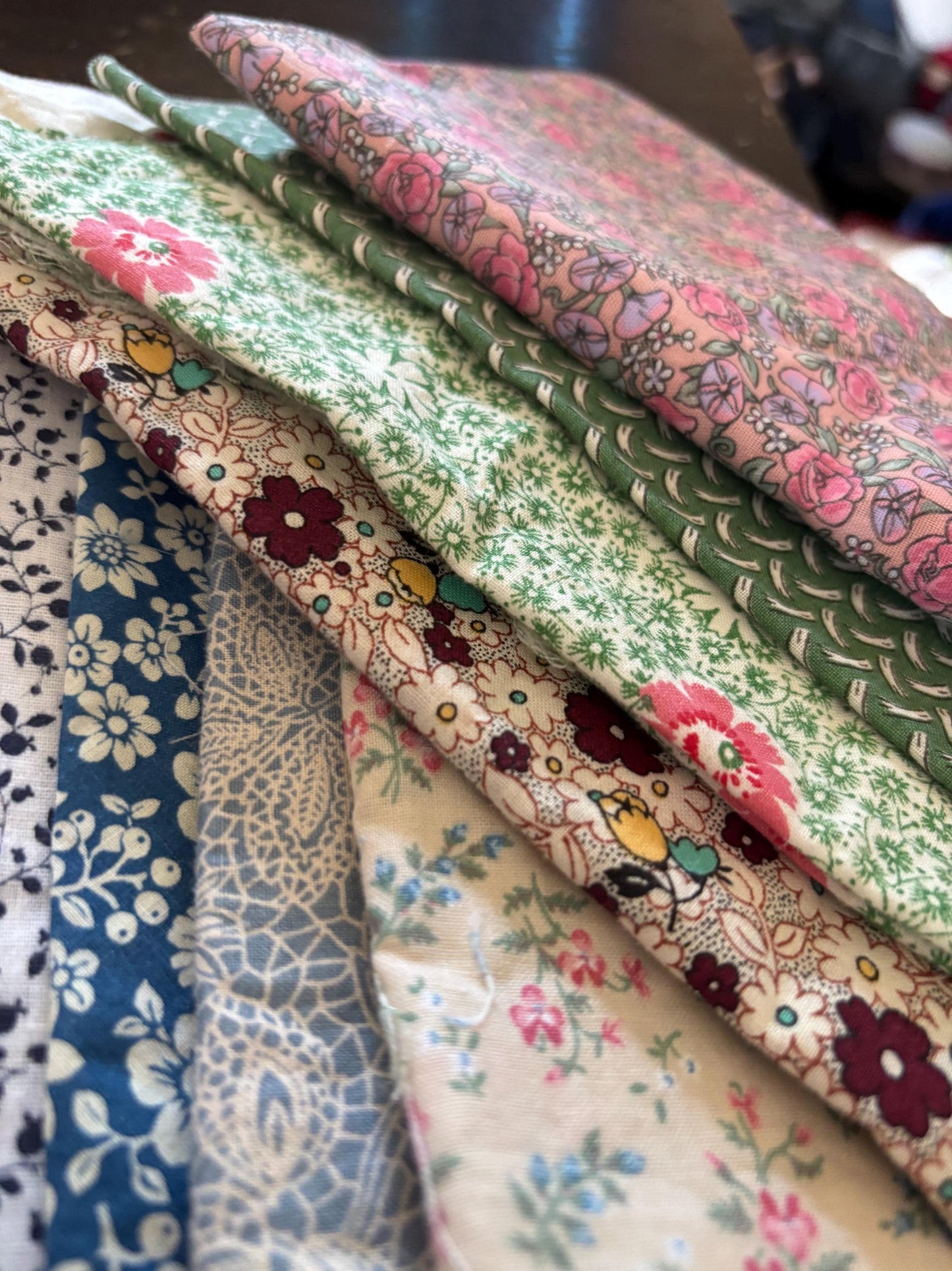 Curated 1 lb Vintage Fabric Bundle | Mostly Fat Quarters & Larger Pieces | Floral Cotton | Vintage Quilt Fabric | Textile Collecn