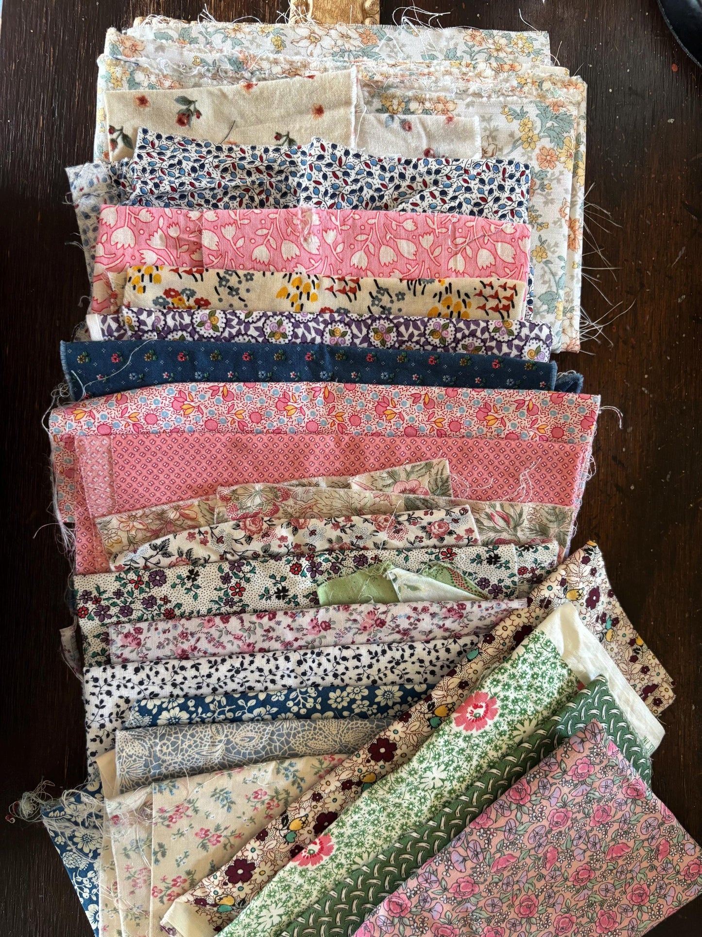 Curated 1 lb Vintage Fabric Bundle | Mostly Fat Quarters & Larger Pieces | Floral Cotton | Vintage Quilt Fabric | Textile Collecn