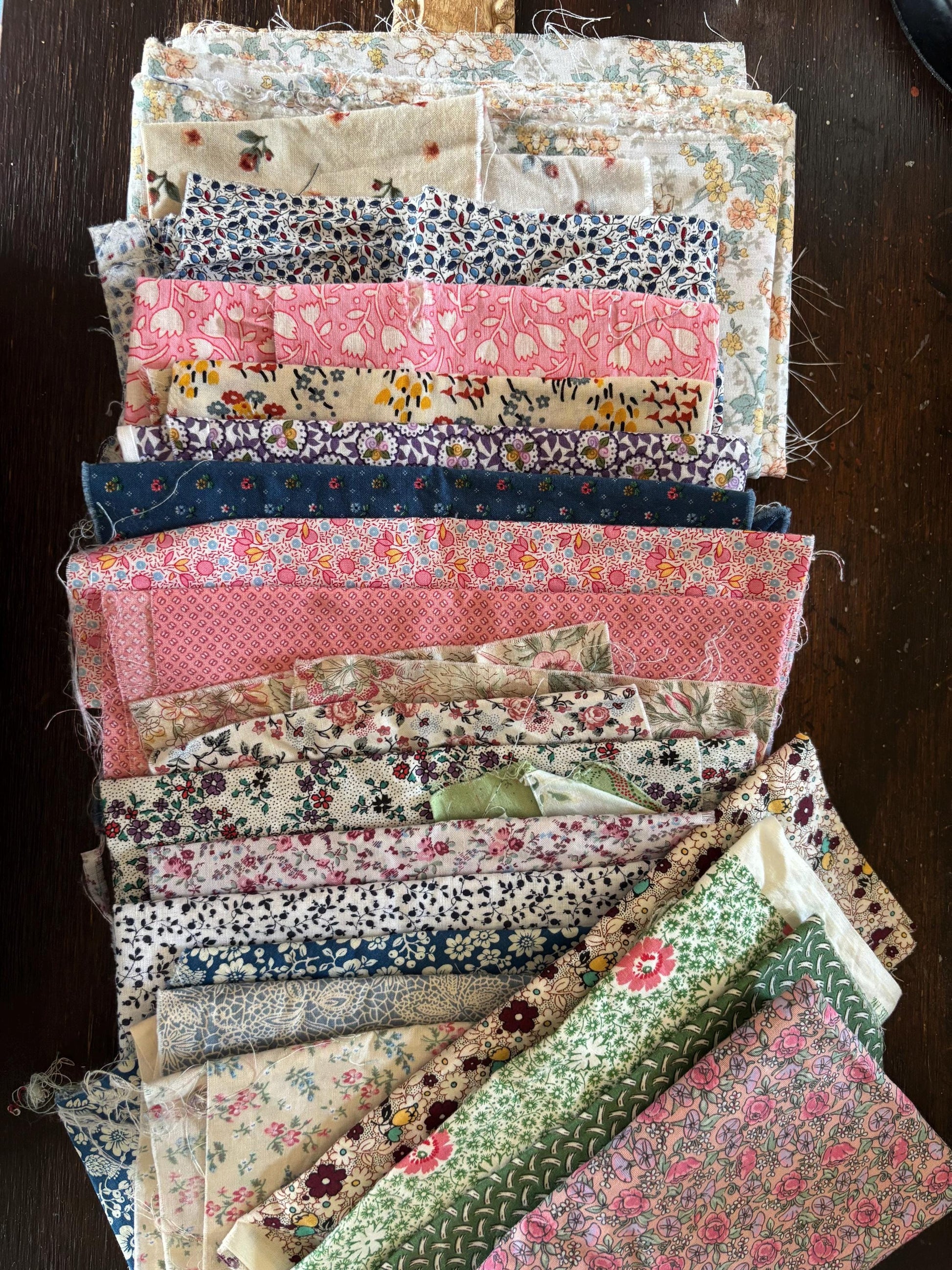 Curated 1 lb Vintage Fabric Bundle | Mostly Fat Quarters & Larger Pieces | Floral Cotton | Vintage Quilt Fabric | Textile Collecn